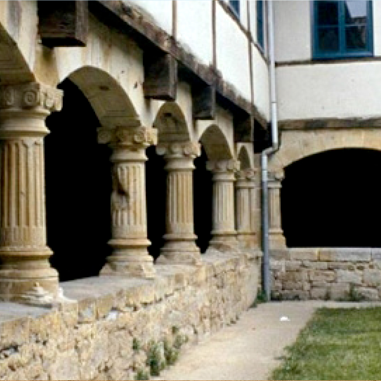 patio con columnas antiguas