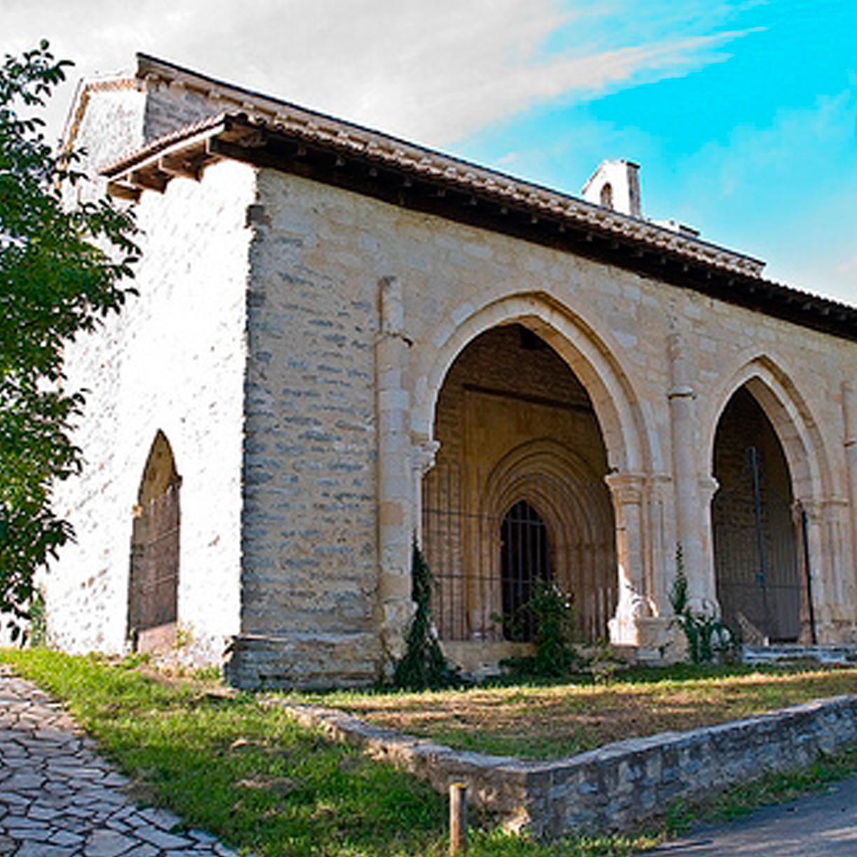 vista exterior de los porticos