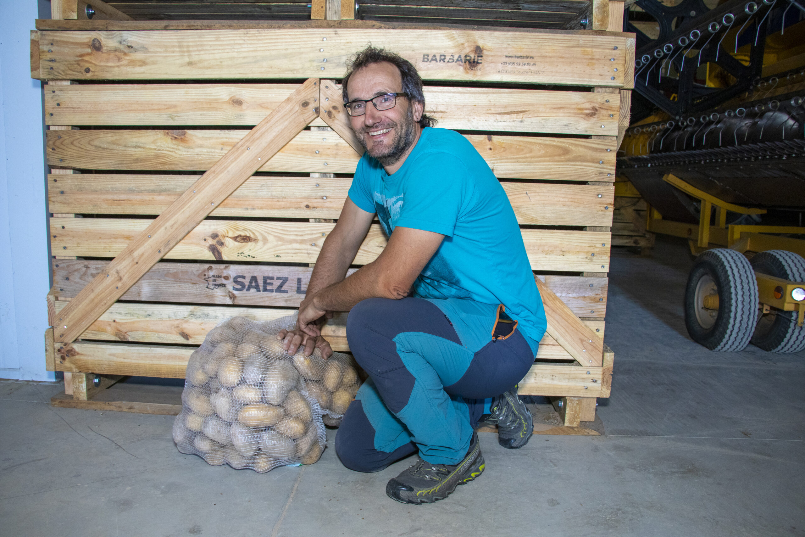 joven con saco de patatas