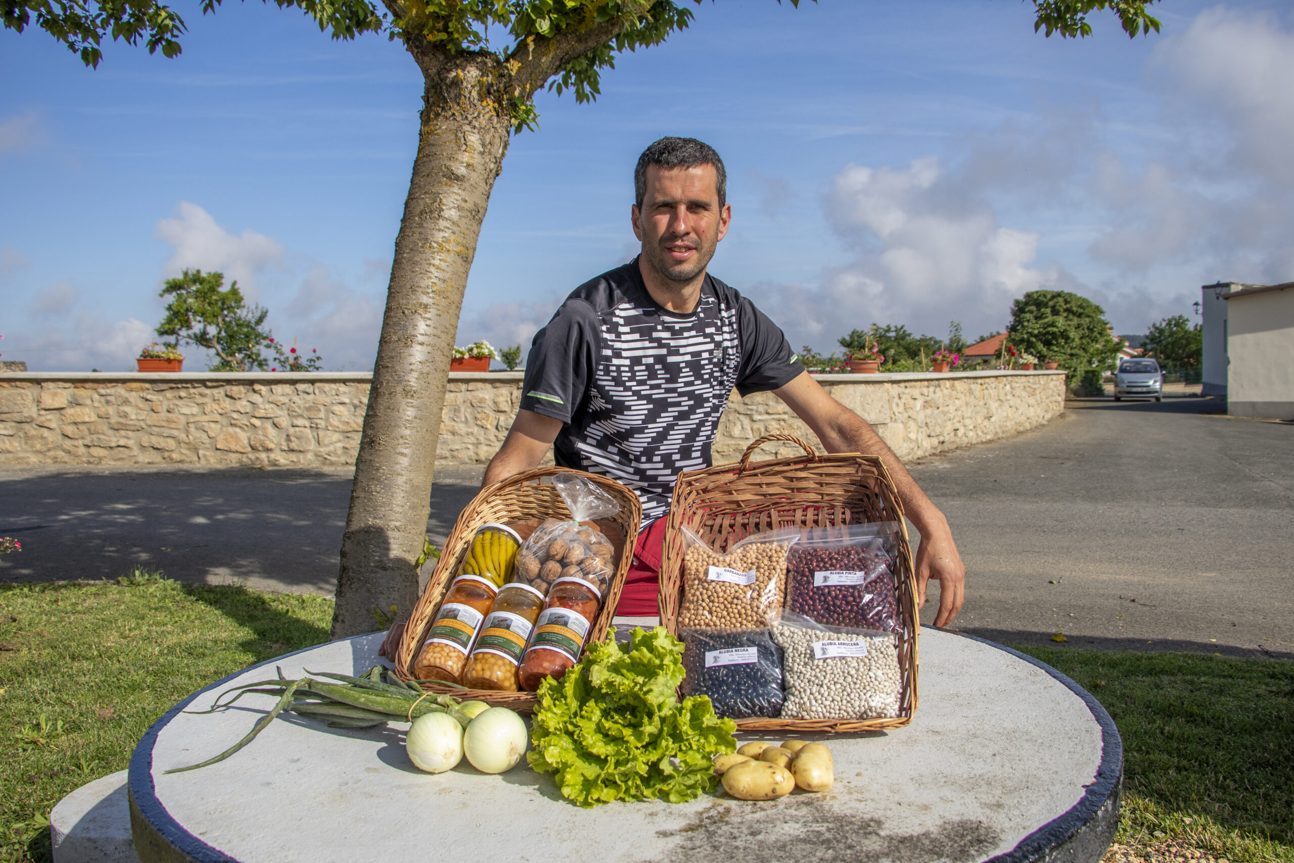 joven con productos locales