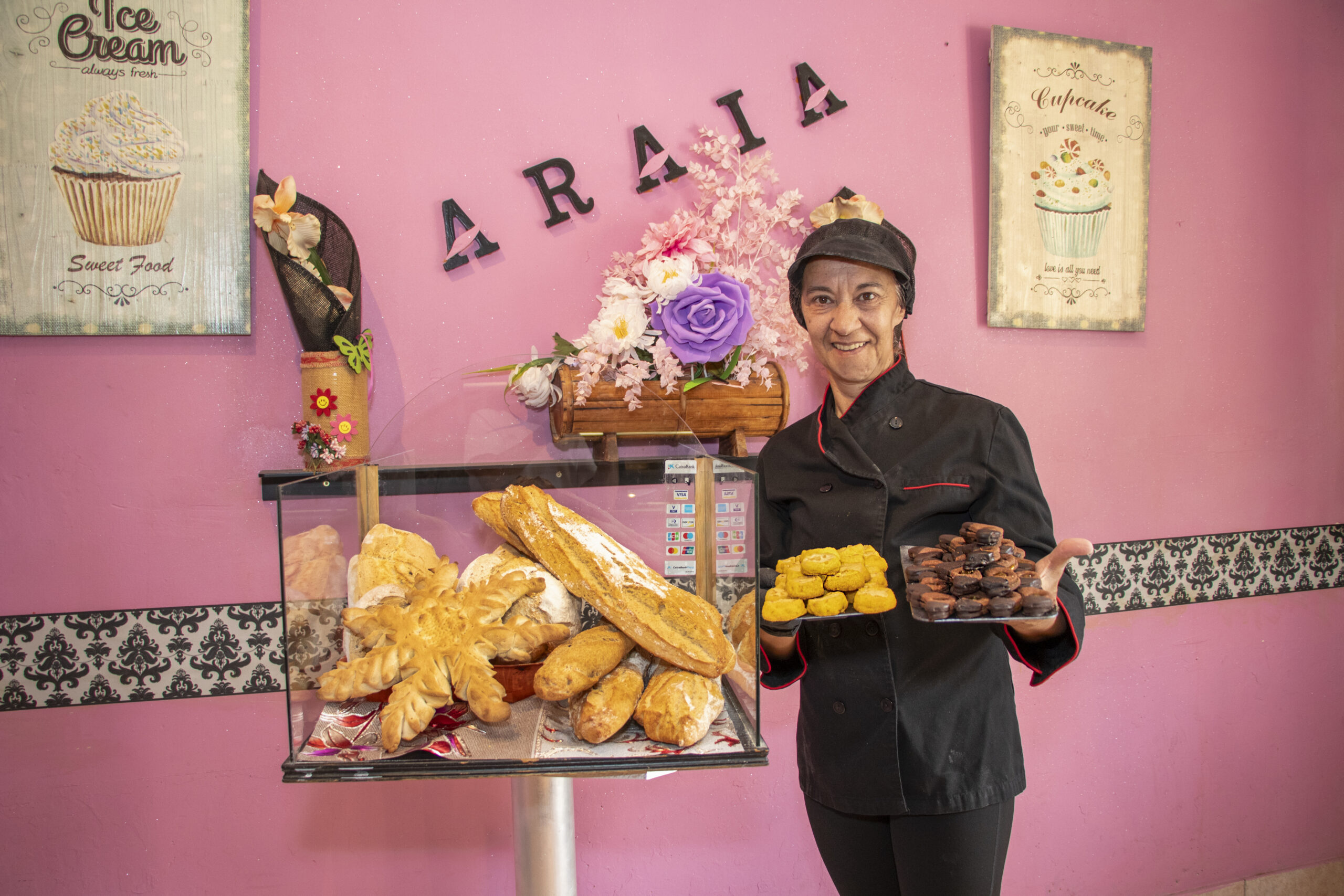 panadera con sus productos locales