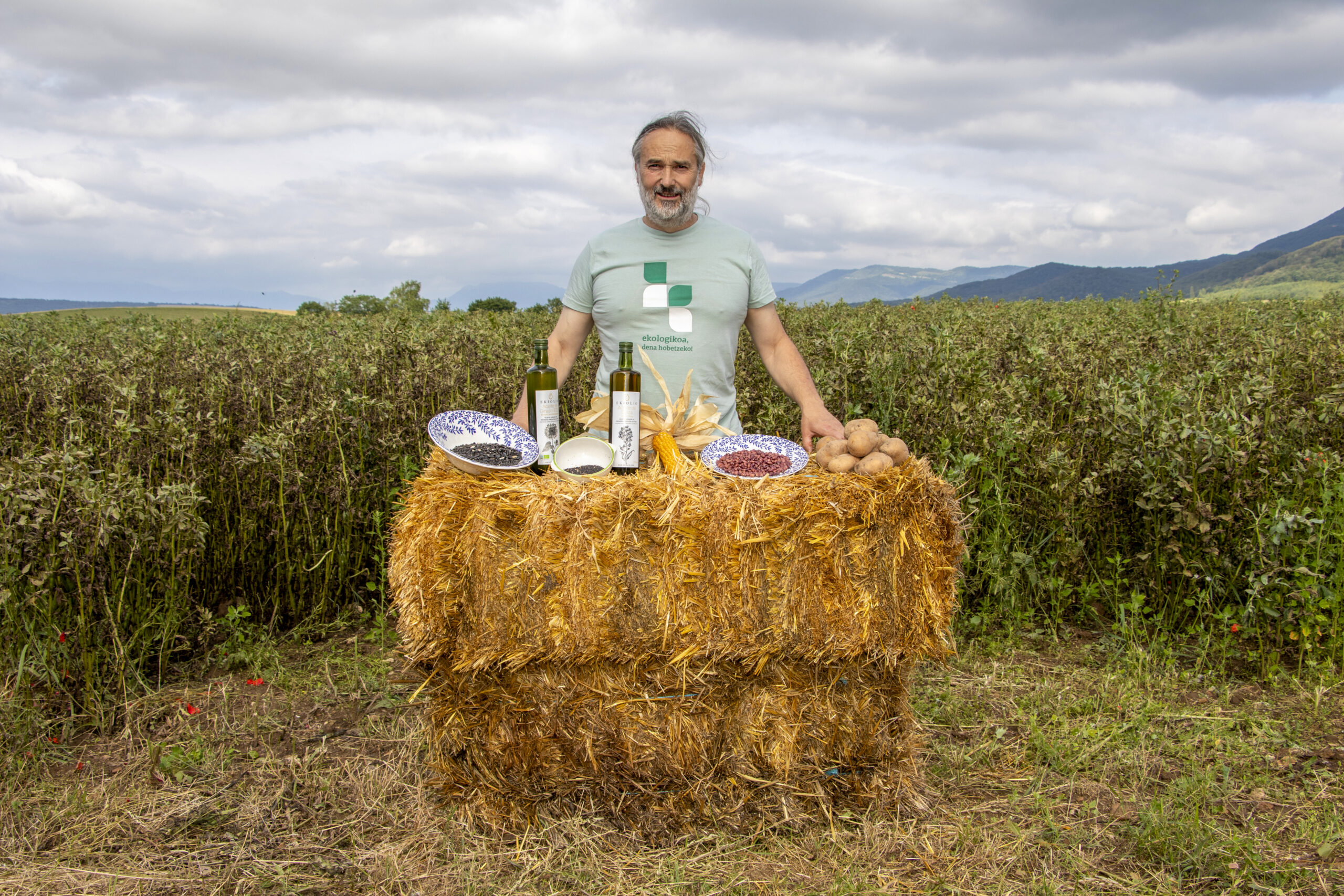 productor local en el campo con sus productos